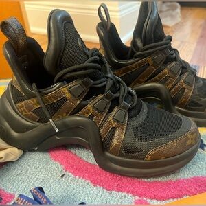Louis vuitton sneakers 38 great condition